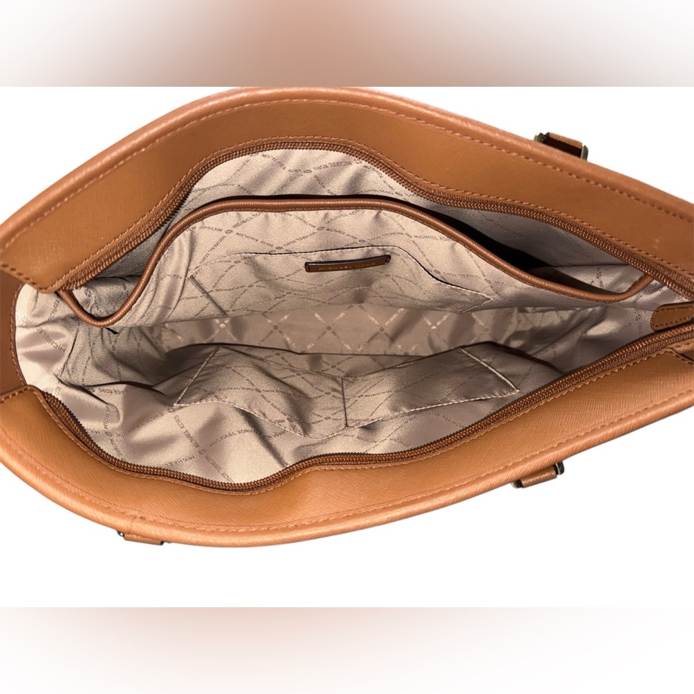 SOLD 👜 Michael Kors Medium Temple Canvas Tan Tote
• 𝗧𝗛𝗘 𝗠𝗨𝗦𝗧 𝗛𝗔𝗩𝗘 𝗧𝗢𝗧𝗘 • - Picture 5 of 6